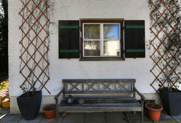 Hausbank mit Blick in den vorderen Garten