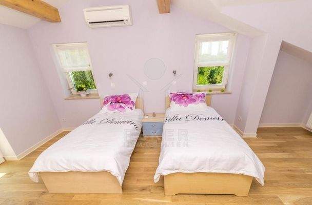 Weitere Schlafzimmer mit Panoramablick auf die Umgebung ~