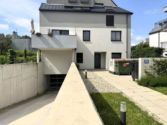 Begrünter Eingang zum Wohnhaus