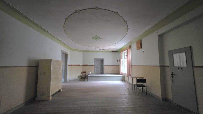 2. Saal mit Original Putzzier an der Decke