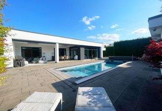 sichtgeschützter Poolbereich (online)