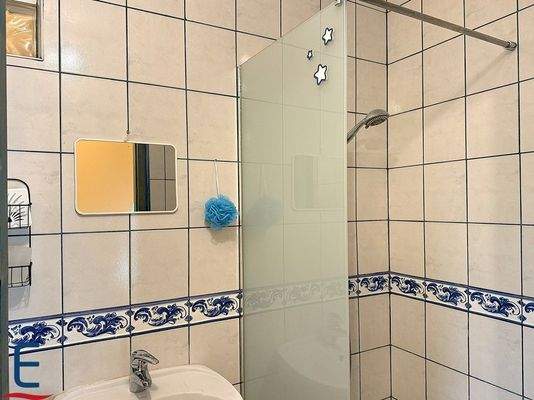 Bad mit Dusche und WC