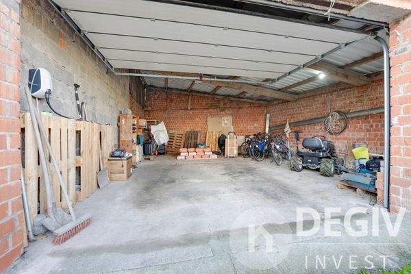 Weitere Garage mit W