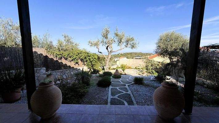 Kreta, Apokoronas: Wunderschönes 2-Schlafzimmer-Haus mit Meerblick, Garten und Dachterrasse in Plaka bei Chania