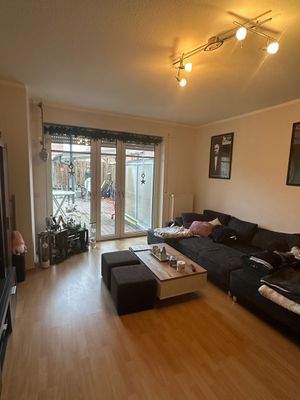 Helles Wohnzimmer mit Sofa