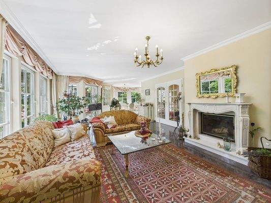 Wohn-/ Esszimmer mit Kamin