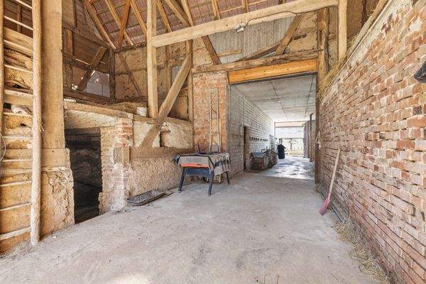 Scheune mit Durchgang zum Garten hinten