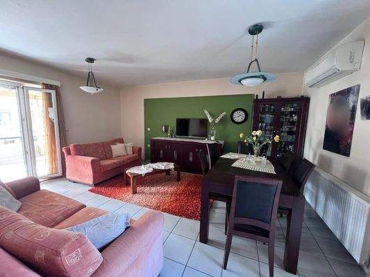Kreta, Heraklion: Teilrenovierte Wohnung im Stadtteil Mastampas zu verkaufen