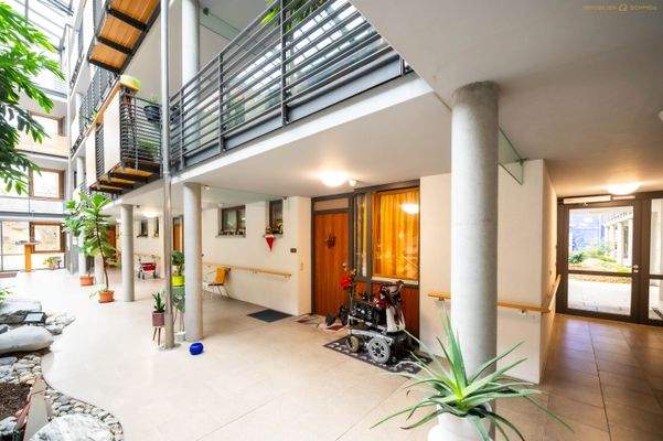 Wohnungseingang im Atrium