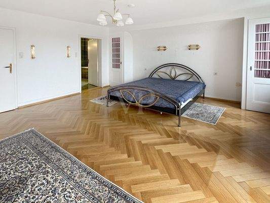 Schlafzimmer mit Balkon und Mainblick (II)