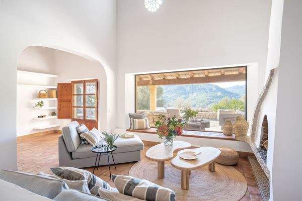 Gemütliche Lounge mit Panoramafenster und Blick auf die Tramuntana
