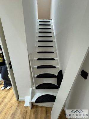 Flur / Flurtreppe vom OG ins DG