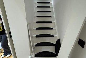 Flur / Flurtreppe vom OG ins DG