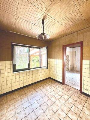 Küche mit Blick in den Garten