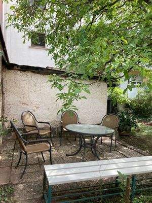 Gartenplatz mit Nussbaum