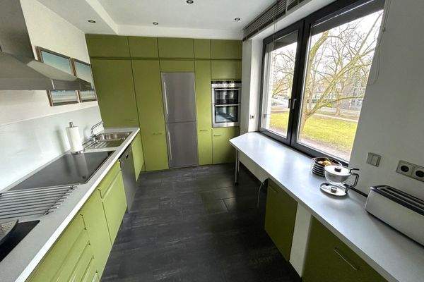 Einbauküche mit Blick auf die Allee.jpg