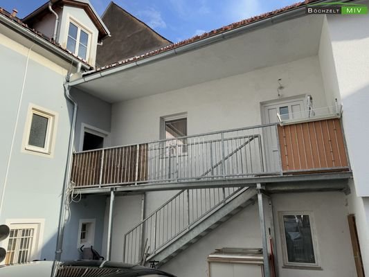 Laubengang zu kleinem Balkon
