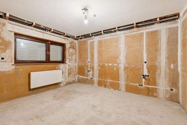 in Sanierung begriffen: Raum im Souterrain 