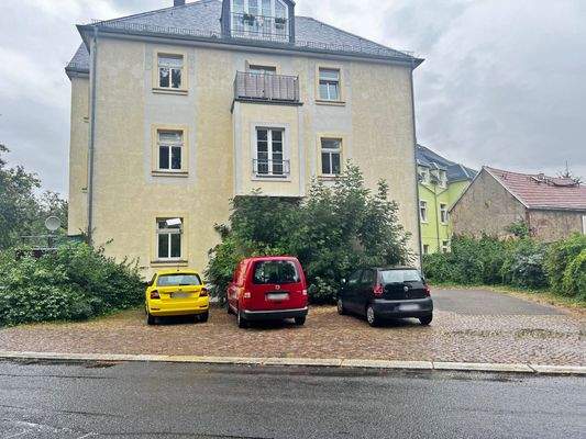 Hausseite mit Parkplätzen