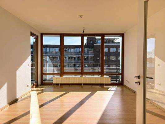 Wohnzimmer mit großer Fensterfront