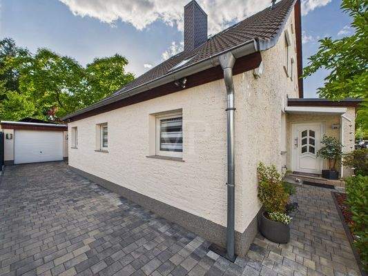 Blick auf den Hauseingangsbereich und die Ein-/ Zufahrt