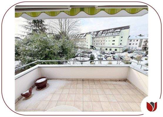 Geräumiger S/W-Balkon für gemütliche Sonnenstunden