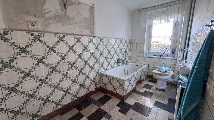 Badezimmer mit Wanne EG