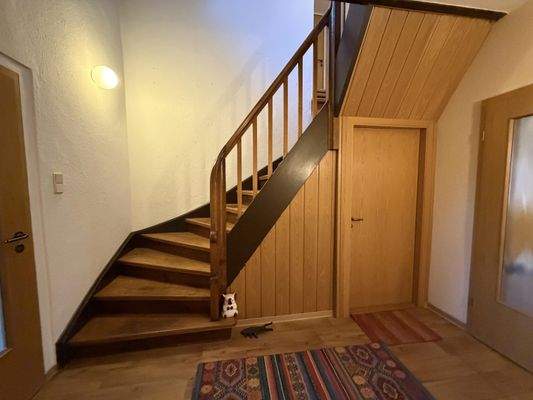 Flur mit Treppenaufgang EG