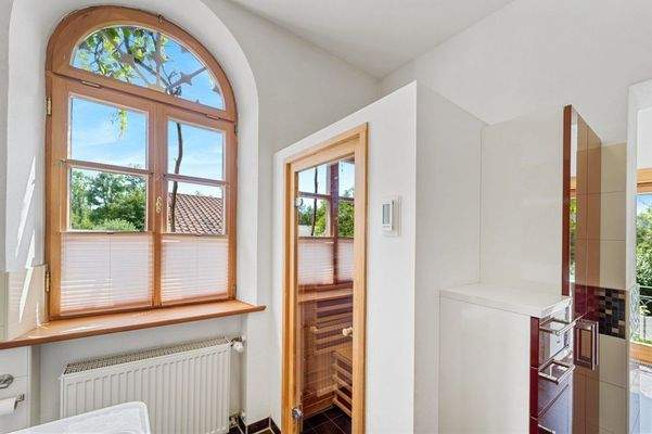 Infrarotkabine im hellen Bad