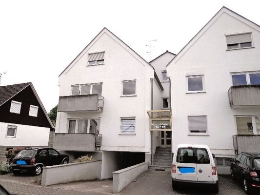 Straßenansicht mit Wohnung links im 1. OG