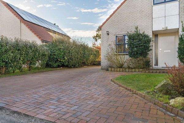 Auffahrt mit 2 Parkplätzen