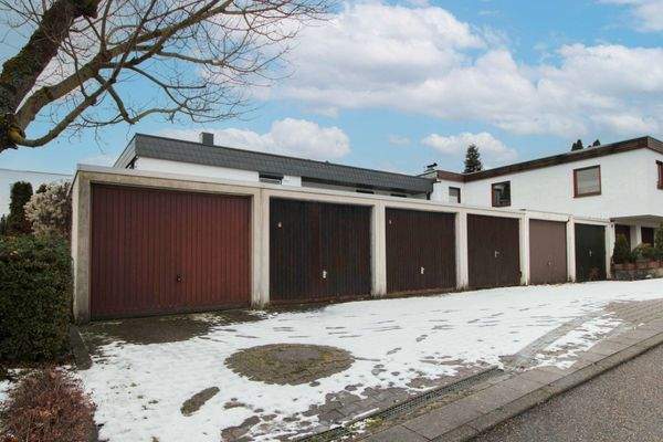 Dazugehörige Garage links Aussen