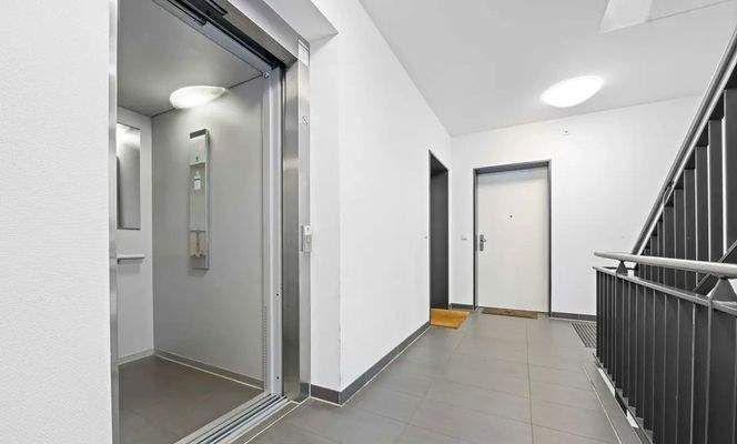 Flur mit Aufzug