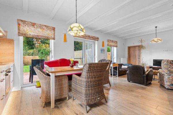 Offener Wohn- und Essbereich mit Küche