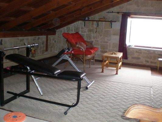 Steinhaus mit Blick auf das Meer und die Schlucht