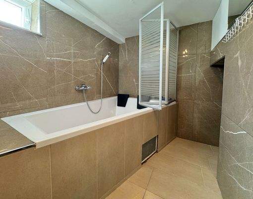 Badezimmer im Untergeschoss