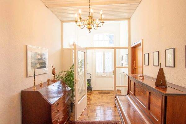 Der helle Vorflur mit Windfang