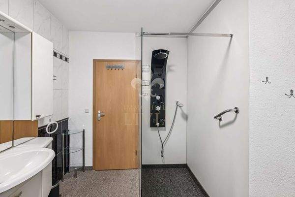 Badezimmer mit bodentiefer Dusche