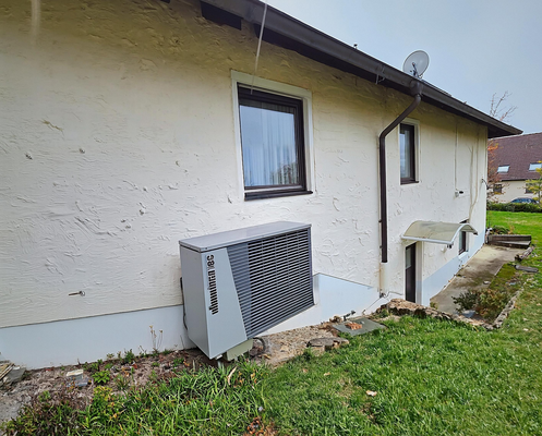 Seitenansicht auf das Haus mit Wärmepumpe.png