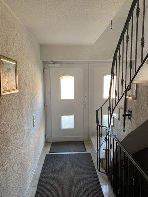 Hauseingang mit Tereppenaufgang zum OG