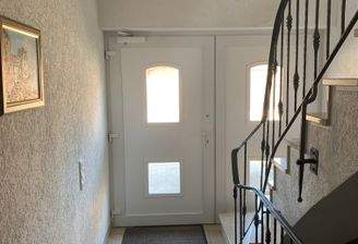 Hauseingang mit Tereppenaufgang zum OG