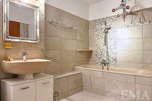 Bad mit Badewanne im Obergeschoss