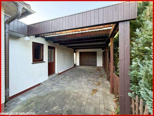 Carport mit Blick zur Garage
