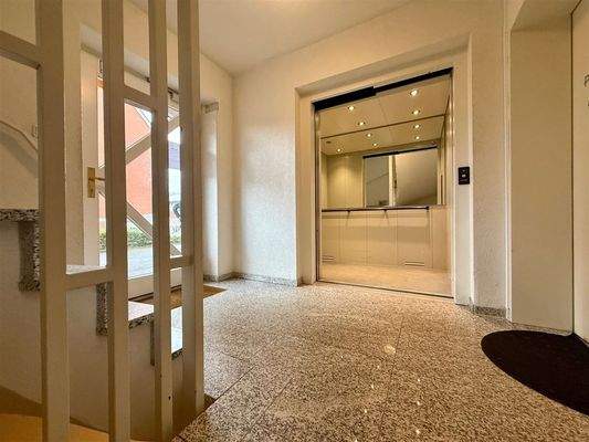 Hauseingang mit Aufzug