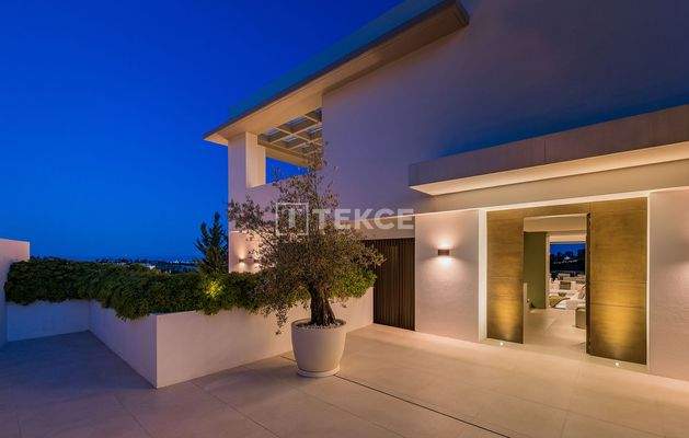 Golf View Villa with Designer Kitchen Near Beach in Benahavís
