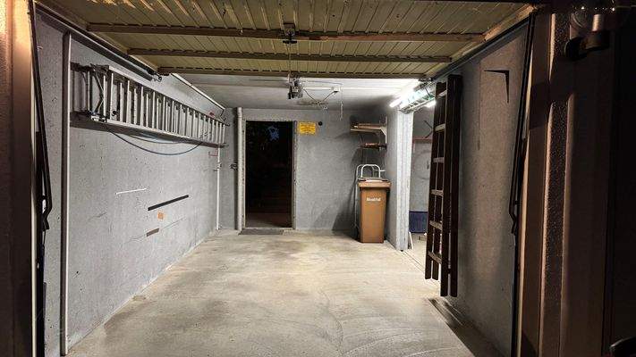 Zwei Einzelgaragen mit elektrischen Torantrieben