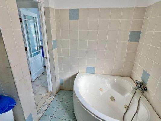 Kreta, Makry Gialos: 4-Zimmer-Erdgeschosswohnung in Strandnähe zu verkaufen