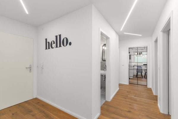 Heller Flur | Schicke Glastüre