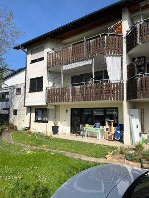 Gebäude-Südansicht mit Gartenterrasse