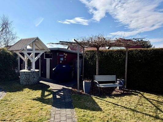 Garten (Geräteschuppen + Brunnen)